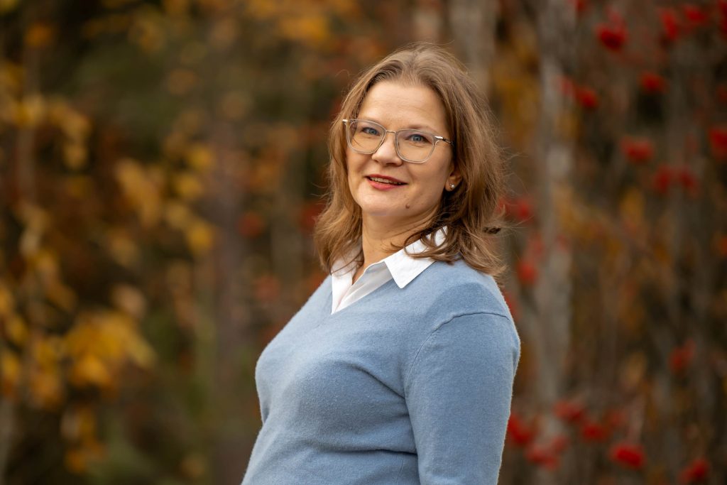 picture of Charlotta Engblom in an autumn setting